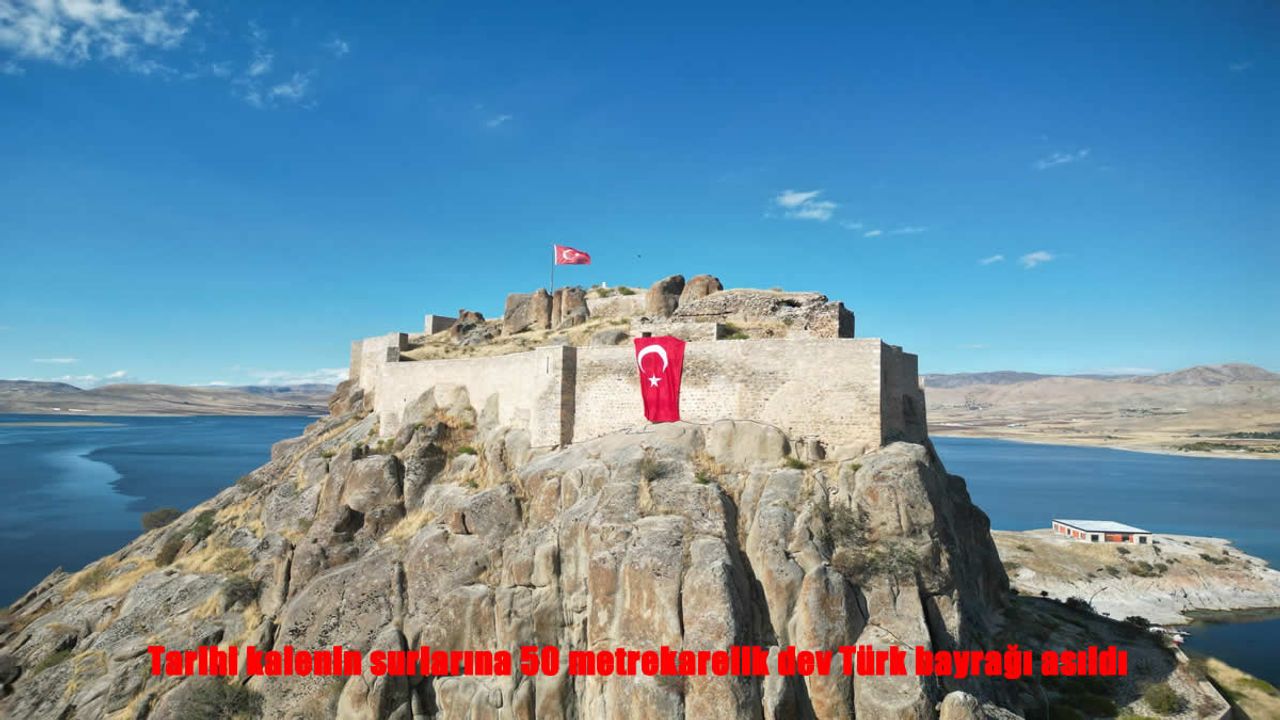 Pertek Kalesi’ne 50 Metrekarelik Dev Türk Bayrağı Asıldı