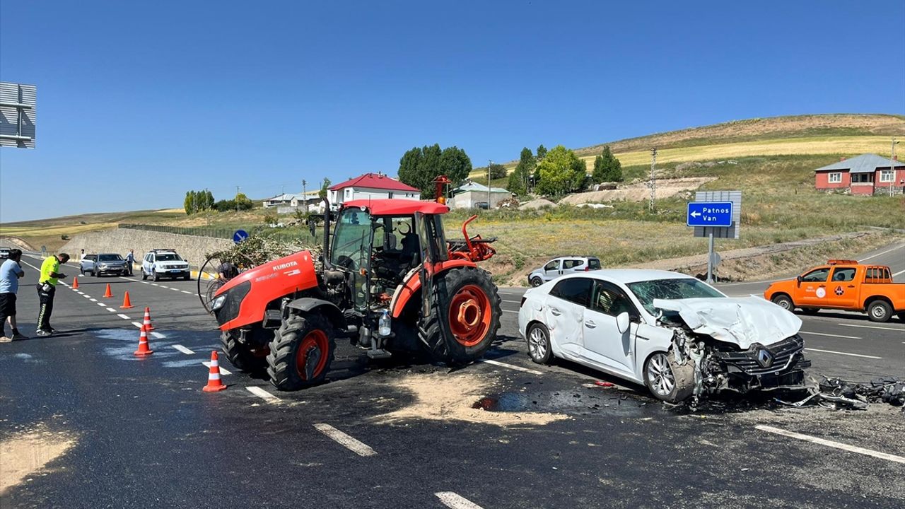 Ağrı'da otomobil ile traktörün çarpışması sonucu 3 kişi yaralandı