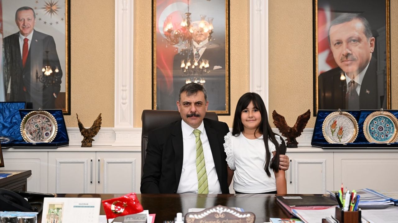 Vali Mustafa Çiftçi, "Erzurum Valisi" olmayı hayal eden minik kızı makamında ağırladı