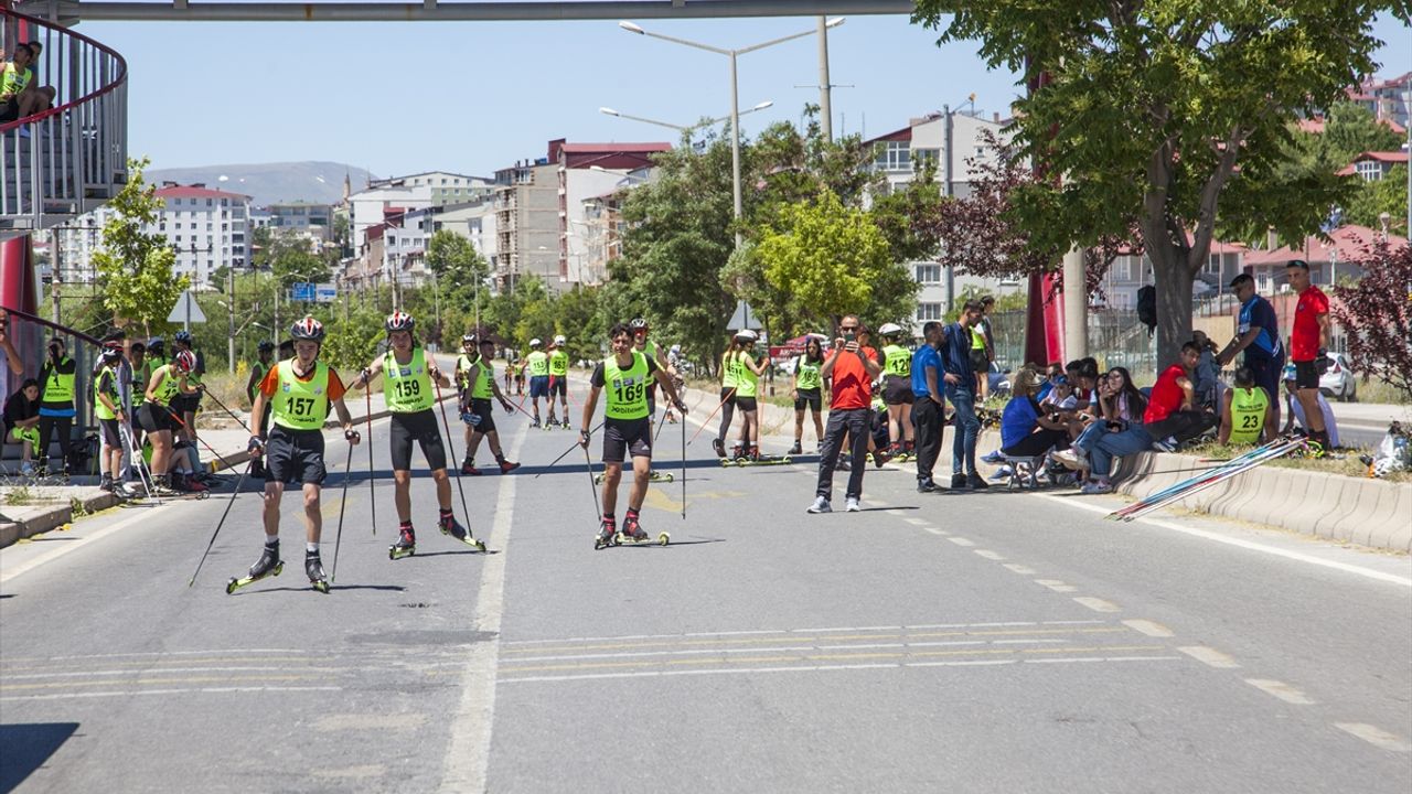 Bitlis'te düzenlenen Tekerlekli Kayak Türkiye Şampiyonası devam ediyor