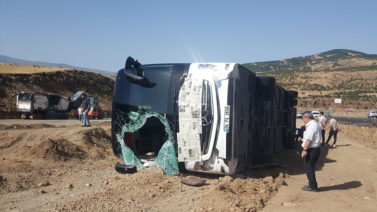  Bingöl'de yolcu otobüsünün devrilmesi sonucu 14 kişi yaralandı