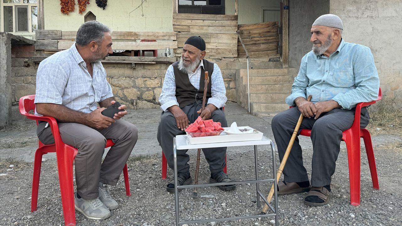 Elazığ’da, 94 yaşındaki Kore Gazisi yaşadıklarını anlatıyor