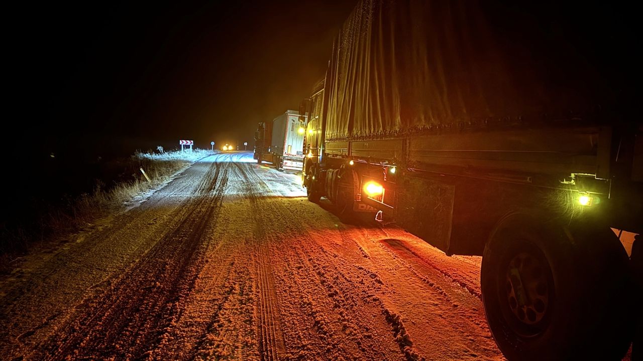 Ardahan'da kar ve buzlanma nedeniyle tırlar yolda kaldı