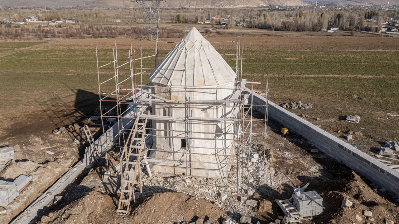 Van depremlerinde hasar gören Kara Yusuf Bey Kümbeti'nde restorasyon çalışması devam ediyor