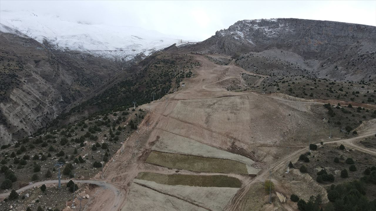 Ergan Dağı'nda kar tutumunu artırmak için çim çalışması yapılıyor