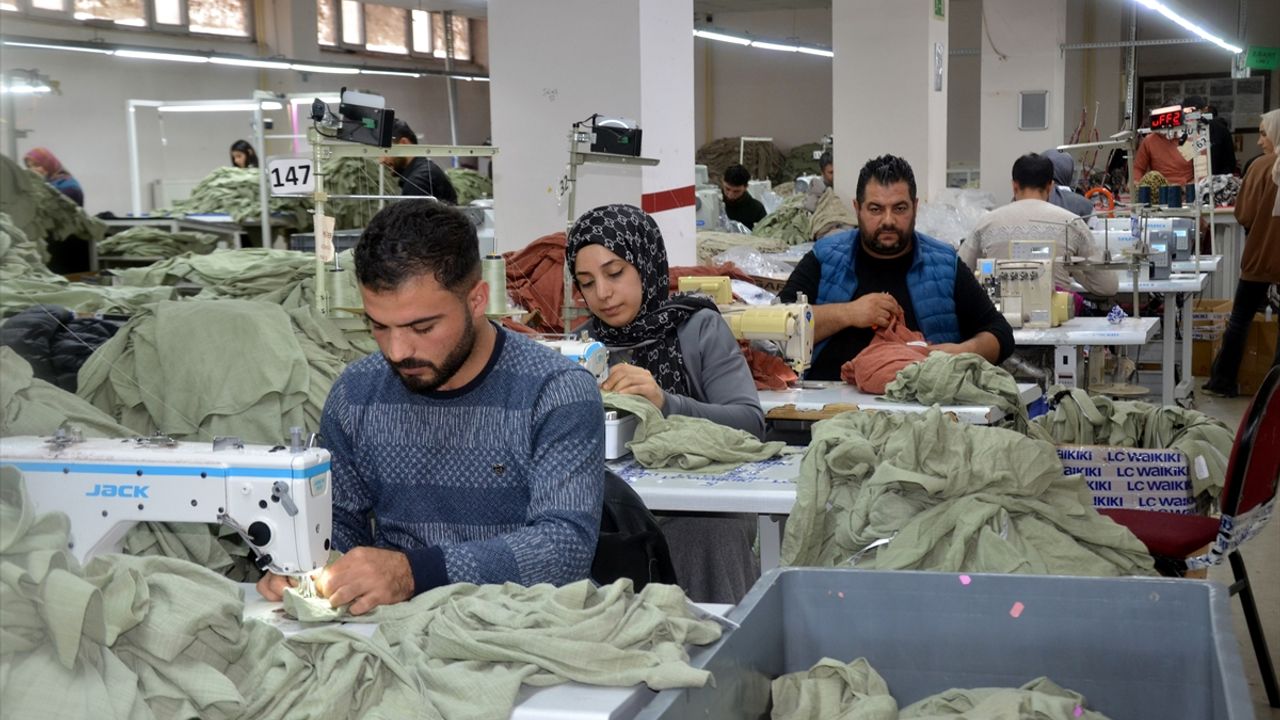Muş'ta devlet desteğiyle kurulan tekstil fabrikaları binlerce kişiye iş kapısı oldu
