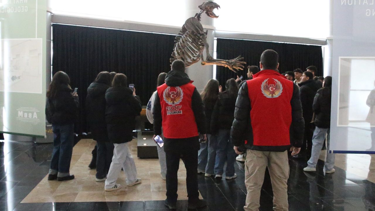 Erzurum polisi, gençleri tarih, kültür ve sporla buluşturuyor