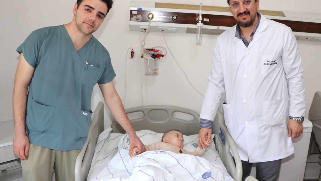 Bebeğin sürekli ağlamasının nedeni böbrek taşı çıktı, ameliyatla iyileşti