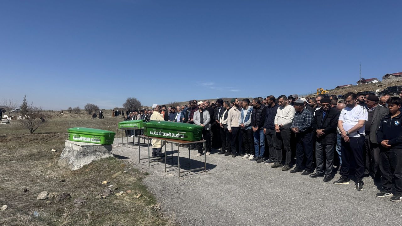 Malatya'da trafik kazasında yaşamını yitiren 3 kişi toprağa verildi