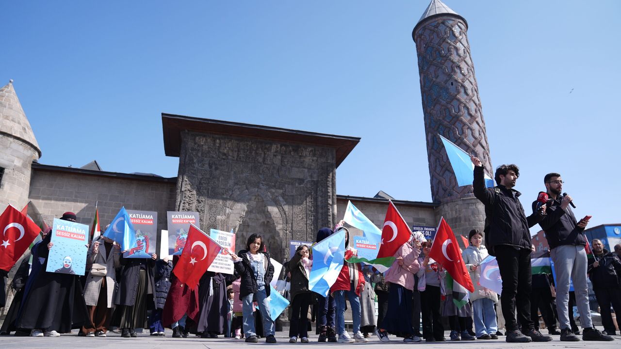 Erzurum'da sağlık çalışanları 'Doğu Türkistan' için sessiz yürüyüş yaptı