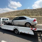 Sarıkamış'ta otomobil refüje çarptı: Sürücü yaralandı