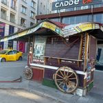 Tarihi büfe otobüs çarpmasıyla hasar gördü