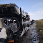 Ağrı'da otomobil taşıyan tırın dorsesinde çıkan yangın söndürüldü