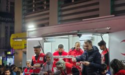 Kızılay Ağrı Şubesi, Kadir Gecesi'nde vatandaşlara lokma dağıttı