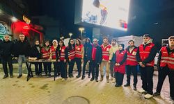 Yüksekova Kızılay Şubesi, Kadir Gecesi'nde vatandaşlara ikramda bulundu
