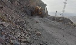 Elazığ’da yola düşen kaya parçaları tehlike saçtı: Temizlik çalışmaları devam ediyor
