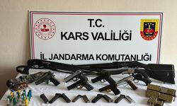 Kars Arpaçay’da Jandarmadan geniş çaplı operasyon! Çok sayıda silah ve mühimmat ele geçirildi