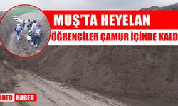 Varto'da toprak kayması: Yol kapandı, öğrenciler çamur içinde kaldı