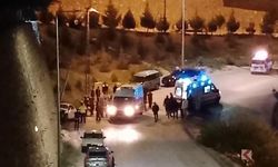 Elazığ’da otomobil elektrik direğine çarptı: 3 kişi yaralandı
