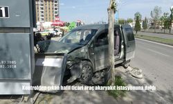 Malatya’da Korkutan Kaza: Hafif Ticari Araç Akaryakıt İstasyonuna Girdi, 2 Yaralı