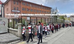 Trafik Haftası’nda öğrencilerden sürücülere anlamlı mesaj: “Hayatla Yarışılmaz”