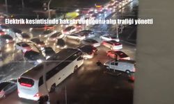 Elektrik Kesintisi Trafiği Felç Etti, Düdüğüyle Yola İnen Genç Gündem Oldu