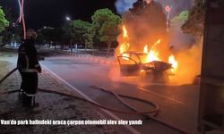 Van Erciş’te park halindeki araca çarpan otomobil alev aldı, hurdaya döndü