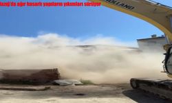 Elazığ’da deprem sonrası ağır hasarlı binaların yıkımı hız kesmeden devam ediyor