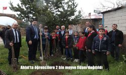 Ahlat’ta Öğrencilere 2 Bin Meyve Fidanı Dağıtıldı: "Her Çocuk Bir Fidandır"