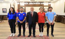 Vali Hatipoğlu, Gençlik Bayramı'nda Geleceğin Teminatı Olan Gençlerle Bir Araya Geldi