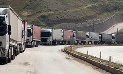 İran-İsrail gerginliği: Yüksekova Esendere Gümrük Kapısı'nda 2 kilometre tır kuyruğu oluştu