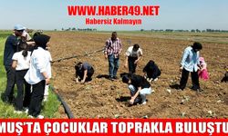 Muş’ta çocuklar fideleri toprakla buluşturdu