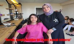 Babasının izinden, annesiyle birlikte yürüyor