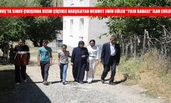 Muş’ta sınav çıkışında kızını çiçekle karşılayan Mehmet Emin Gülen “Yılın Babası” ilan edildi