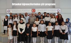 Ortaokul Öğrencilerinden Duygu Yüklü Şiir Gecesi: “Cebimdeki Mısralar” Tercan’da Sahnelendi