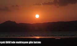 Erçek Gölü’nde gün batımı büyüledi: Gökyüzü kızıldan laciverte boyandı