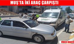 Muş'ta iki otomobil kavşakta çarpıştı
