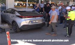Kaldırıma çıkan araç, bankanın güvenlik görevlisine çaptı