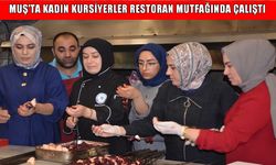 Muş’ta kadın kursiyerler ilk kez restoran mutfağında döner kesip ciğer pişirdi