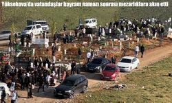 Yüksekova’da bayram namazının ardından mezarlıklara yoğun ziyaret