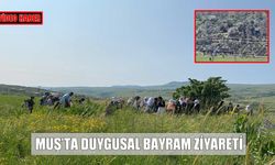 Bayram sabahı duygusal anlar: Muşlular sevdiklerinin kabri başındaydı