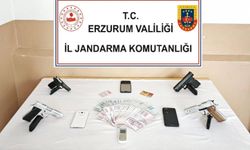 Erzurum’da Jandarma Suç Örgütüne Geçit Vermedi: Silah, Kimlik ve Nakit Ele Geçirildi