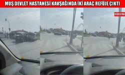 Muş Devlet Hastanesi kavşağında çarpışan iki araç refüje çıktı
