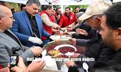 Lalapaşa Camii Avlusunda Paylaşma ve Bereketin Simgesi Aşure Dağıtıldı