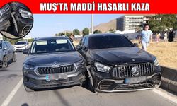 Muş’ta ilginç trafik kazası: Aynı yöne giden iki otomobil çarpıştı