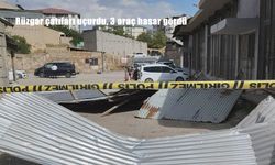 Van Erciş’te şiddetli rüzgar çatıyı uçurdu: 3 araç hasar gördü