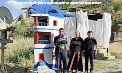 Yüksekova’da atık malzemelerden üç katlı gemi ve yunus figürlü ev maketi inşa edildi