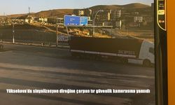 Yüksekova’da Tırın Sinyalizasyon Direğine Çarpma Anı Kamerada