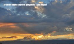 Ardahan’da gün doğumu gökyüzünü kızıla boyadı