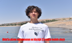Ahlat’ta düzenlenen yüzme maratonunun en genç katılımcısı 3,5 saatte hedefe ulaştı